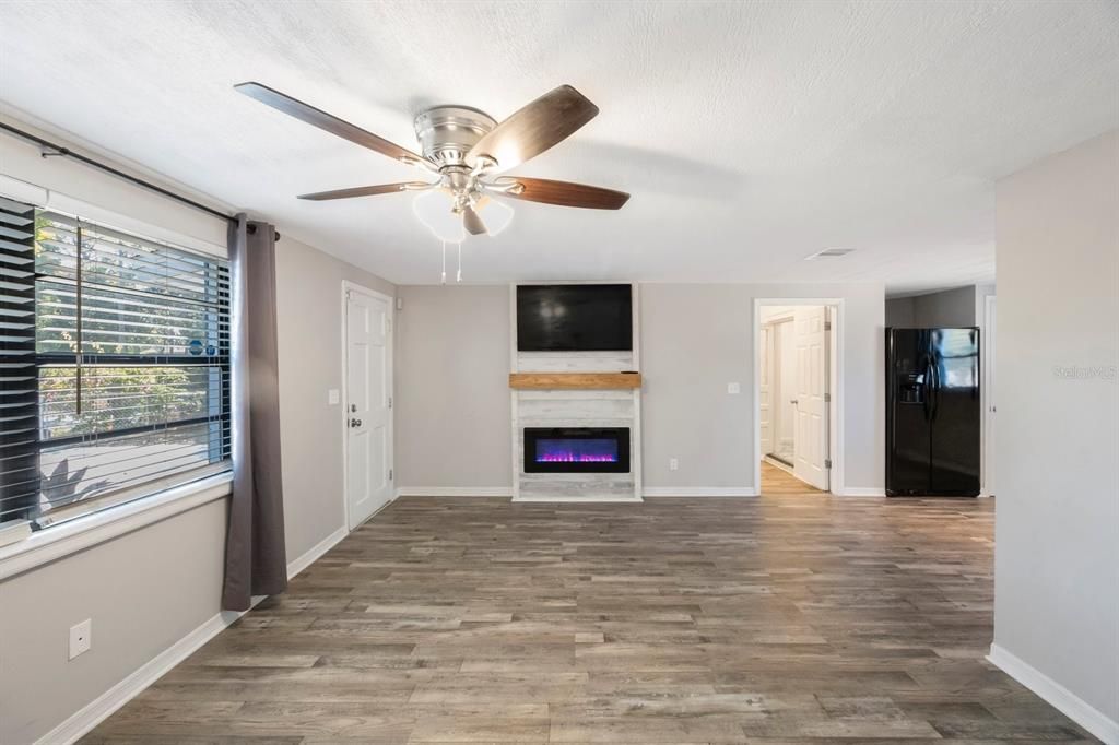 For Sale: $369,900 (3 beds, 1 baths, 938 Square Feet)