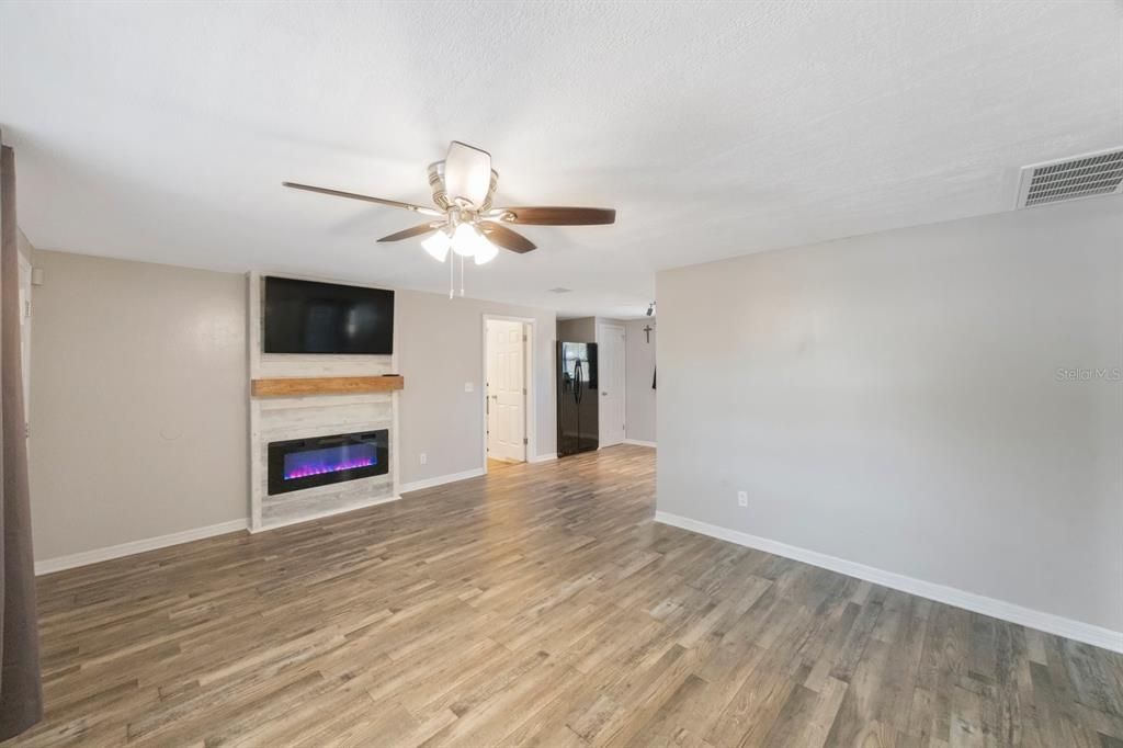 For Sale: $369,900 (3 beds, 1 baths, 938 Square Feet)