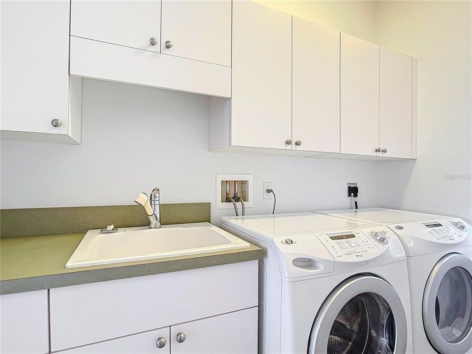 For Sale: $950,000 (5 beds, 3 baths, 3450 Square Feet)