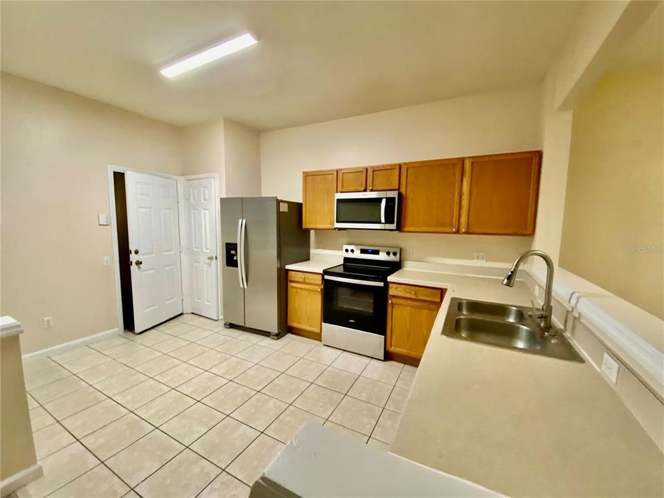 Active With Contract: $2,200 (3 beds, 2 baths, 1682 Square Feet)