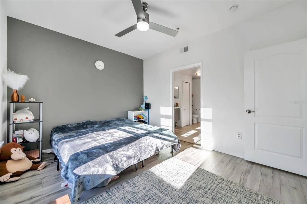 For Sale: $245,594 (1 beds, 1 baths, 949 Square Feet)