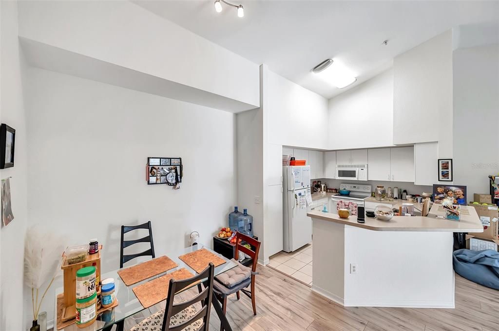 For Sale: $245,594 (1 beds, 1 baths, 949 Square Feet)