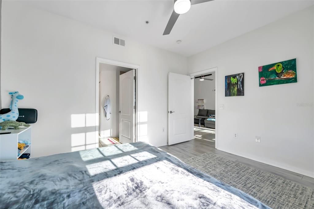 For Sale: $245,594 (1 beds, 1 baths, 949 Square Feet)