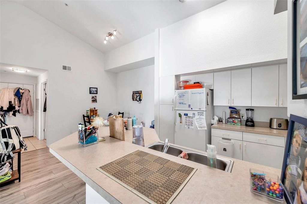 For Sale: $245,594 (1 beds, 1 baths, 949 Square Feet)