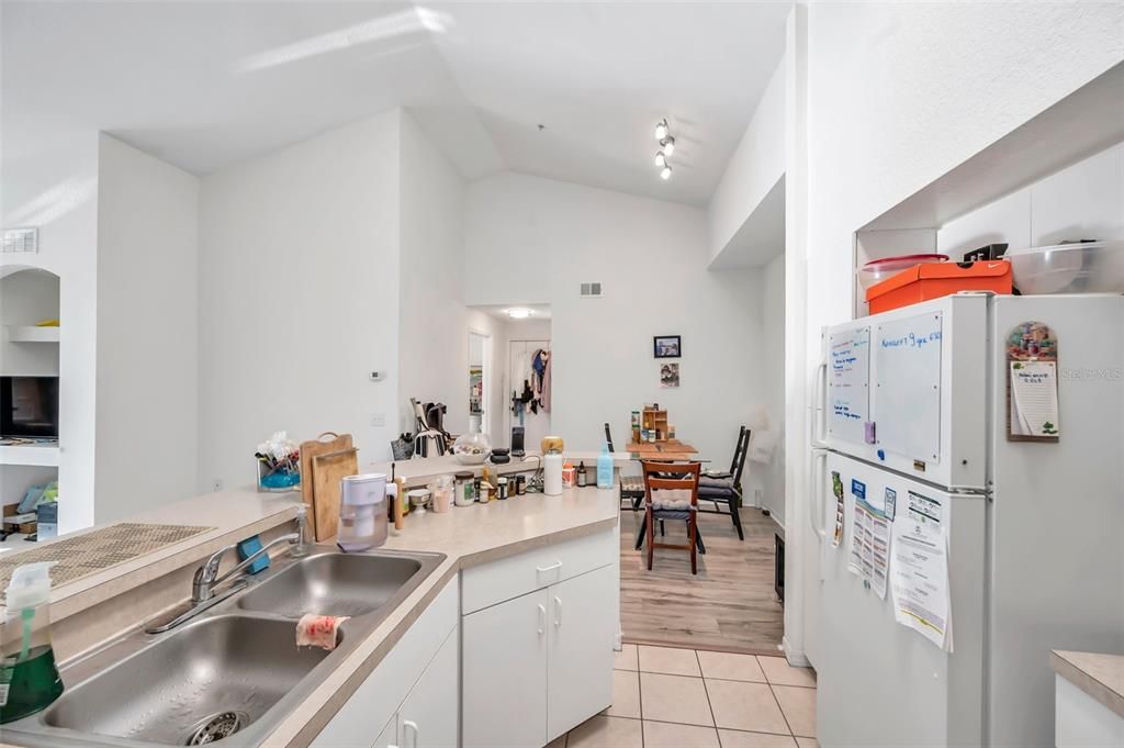 For Sale: $245,594 (1 beds, 1 baths, 949 Square Feet)