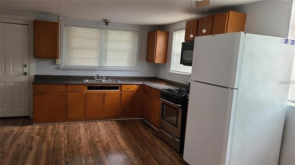 For Rent: $2,000 (3 beds, 1 baths, 966 Square Feet)