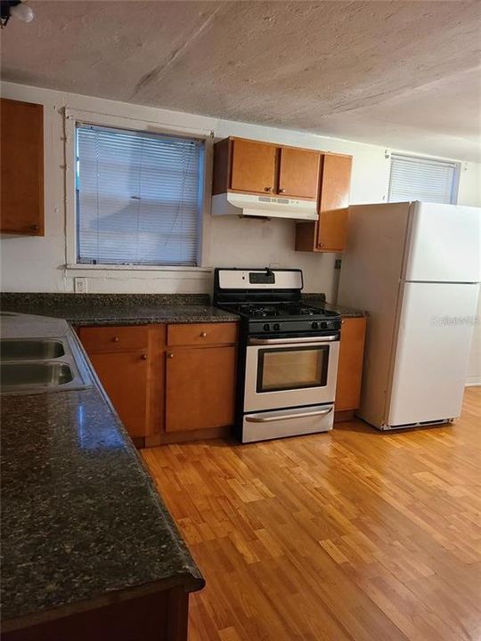 For Rent: $2,000 (3 beds, 1 baths, 966 Square Feet)