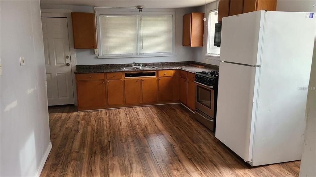 For Rent: $2,000 (3 beds, 1 baths, 966 Square Feet)