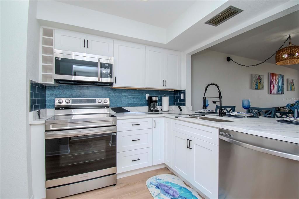 For Sale: $399,900 (1 beds, 1 baths, 780 Square Feet)