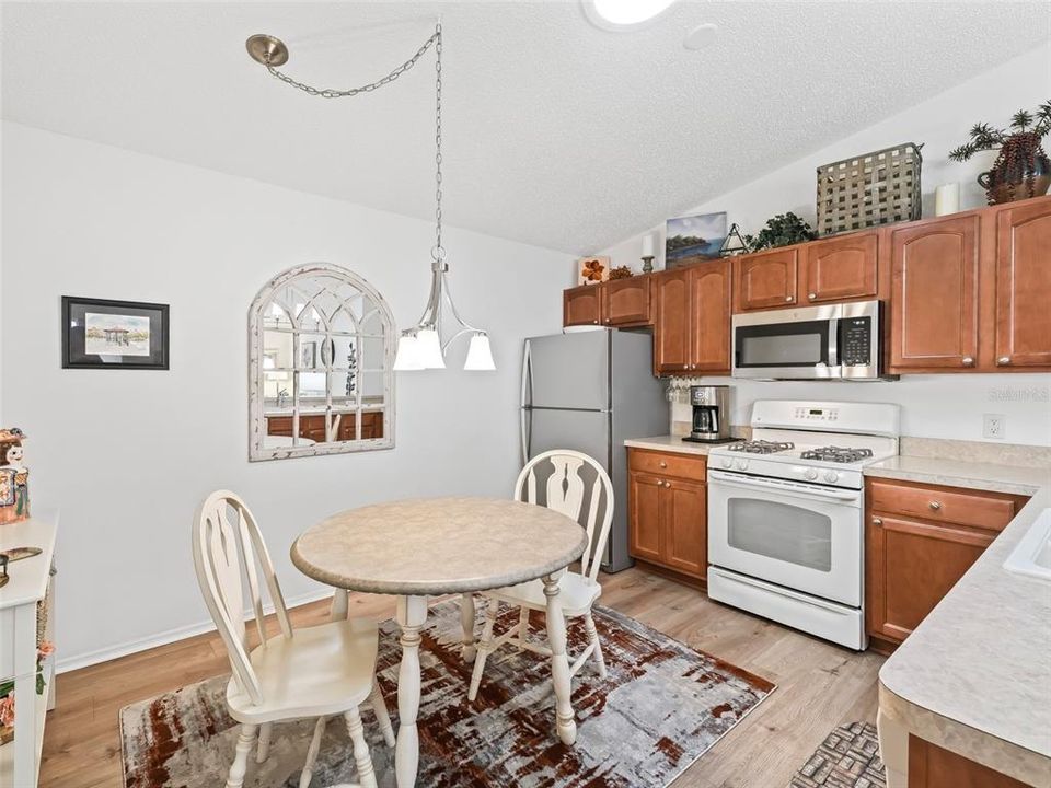 For Sale: $299,000 (2 beds, 2 baths, 1156 Square Feet)