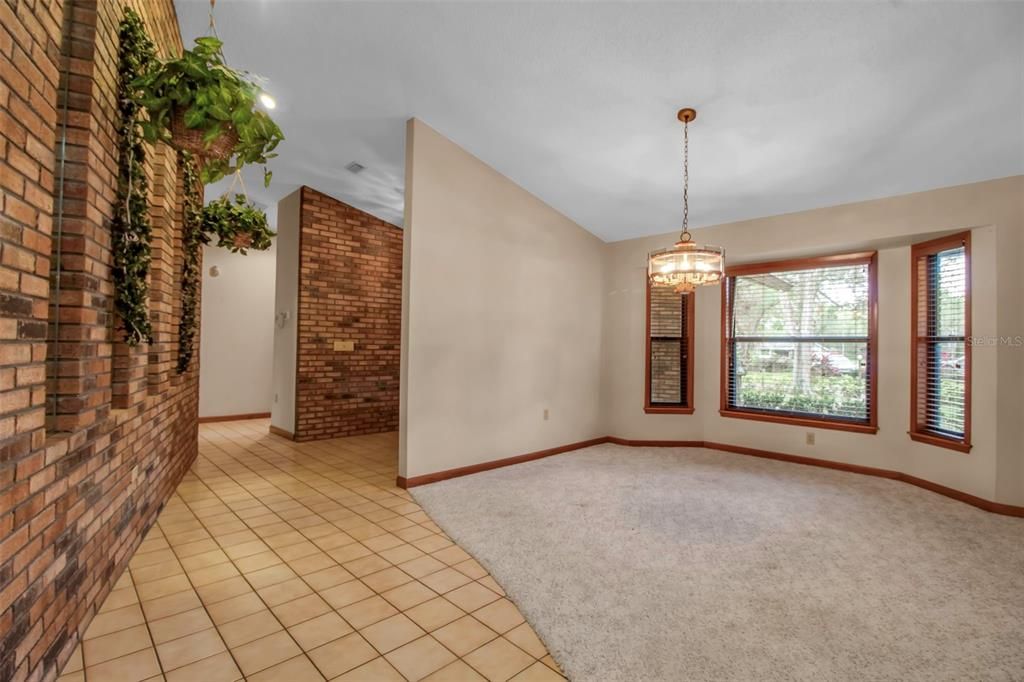 Foyer entry / dinning area