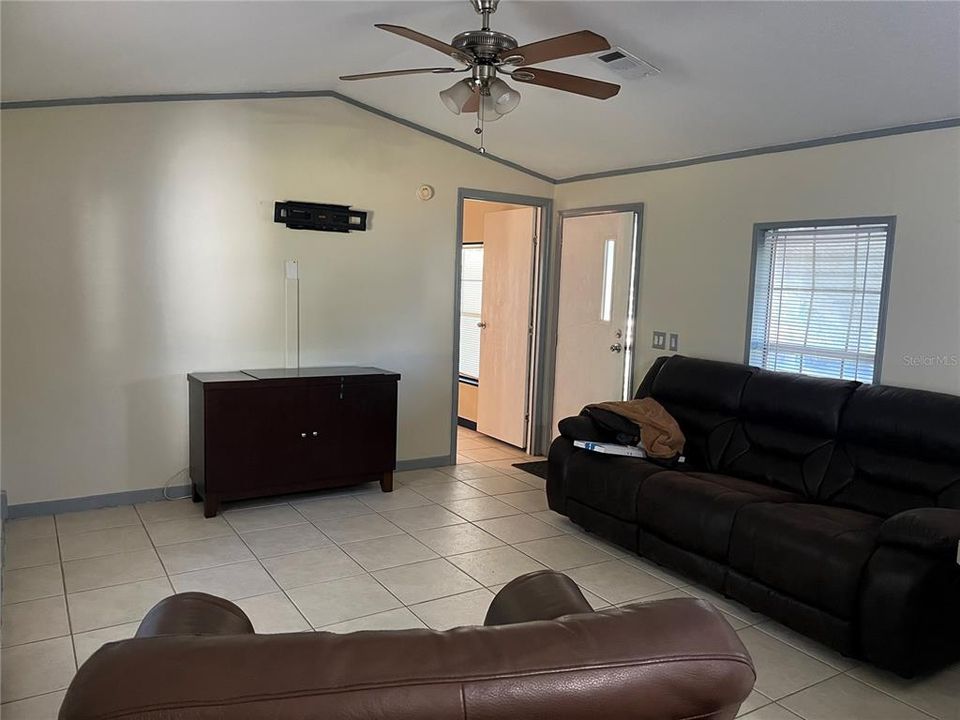 Active With Contract: $125,000 (3 beds, 2 baths, 904 Square Feet)