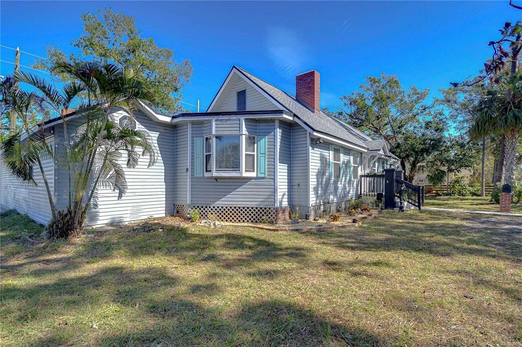 Active With Contract: $749,900 (3 beds, 2 baths, 2161 Square Feet)