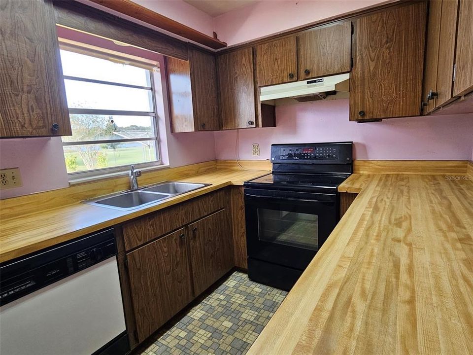 For Sale: $255,000 (2 beds, 1 baths, 936 Square Feet)