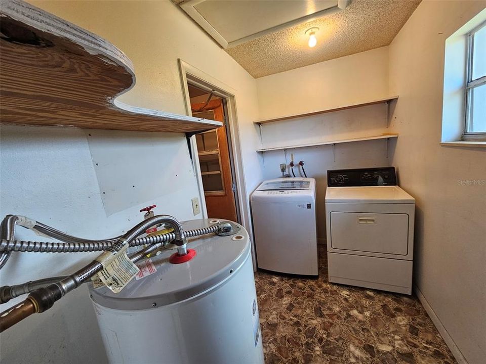 For Sale: $255,000 (2 beds, 1 baths, 936 Square Feet)