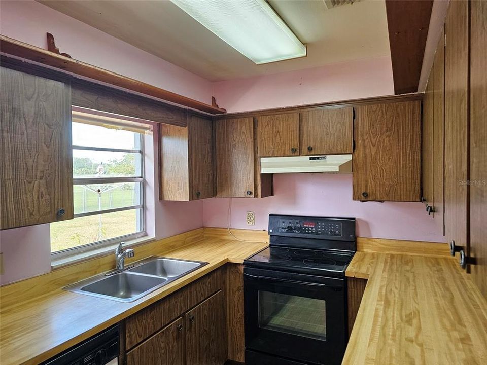 For Sale: $255,000 (2 beds, 1 baths, 936 Square Feet)