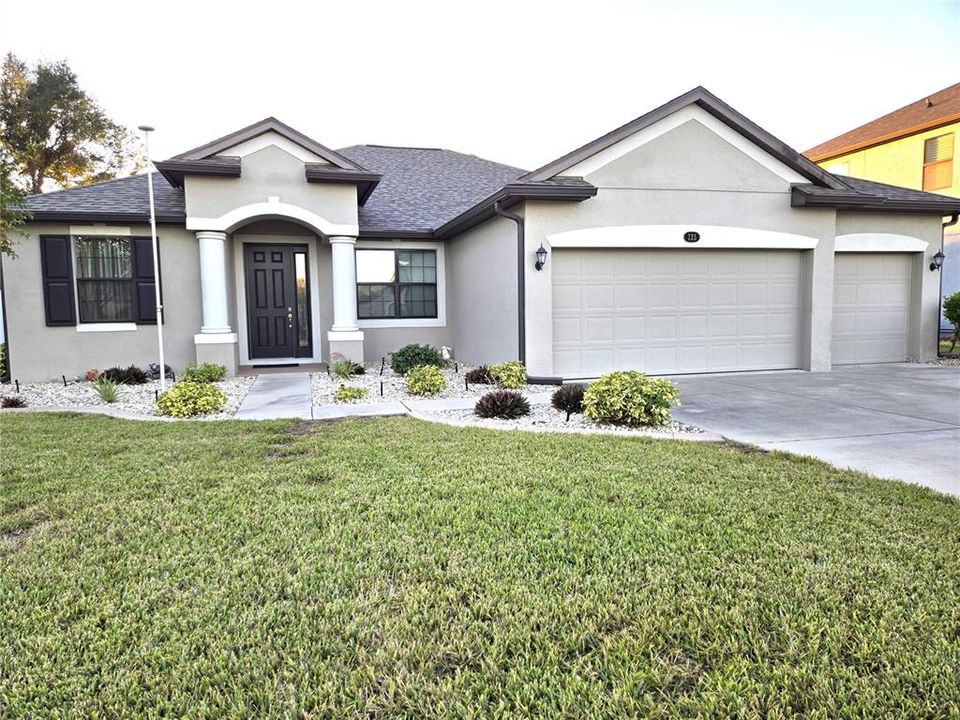 For Sale: $469,900 (3 beds, 3 baths, 2214 Square Feet)