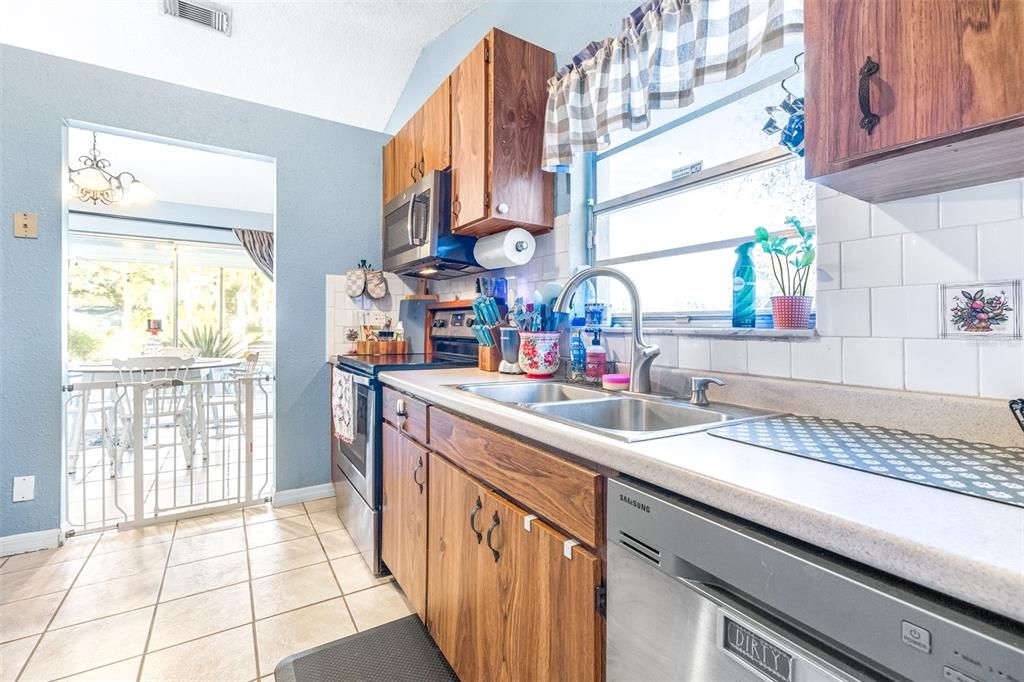 For Sale: $245,000 (2 beds, 2 baths, 1055 Square Feet)