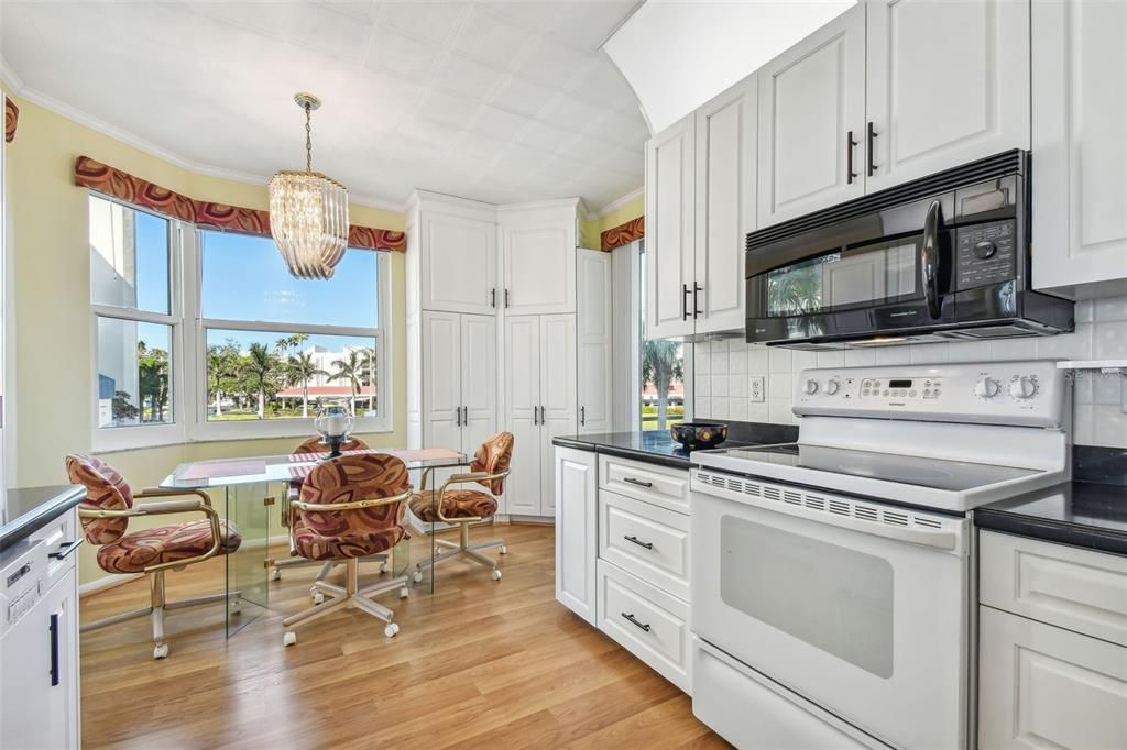 For Sale: $649,000 (2 beds, 2 baths, 1300 Square Feet)