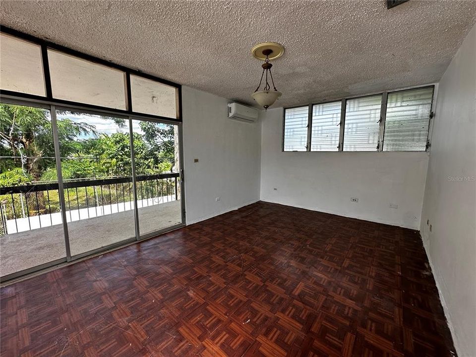 En Venta: $995,000 (6 camas, 4 baños, 3500 Pies cuadrados)