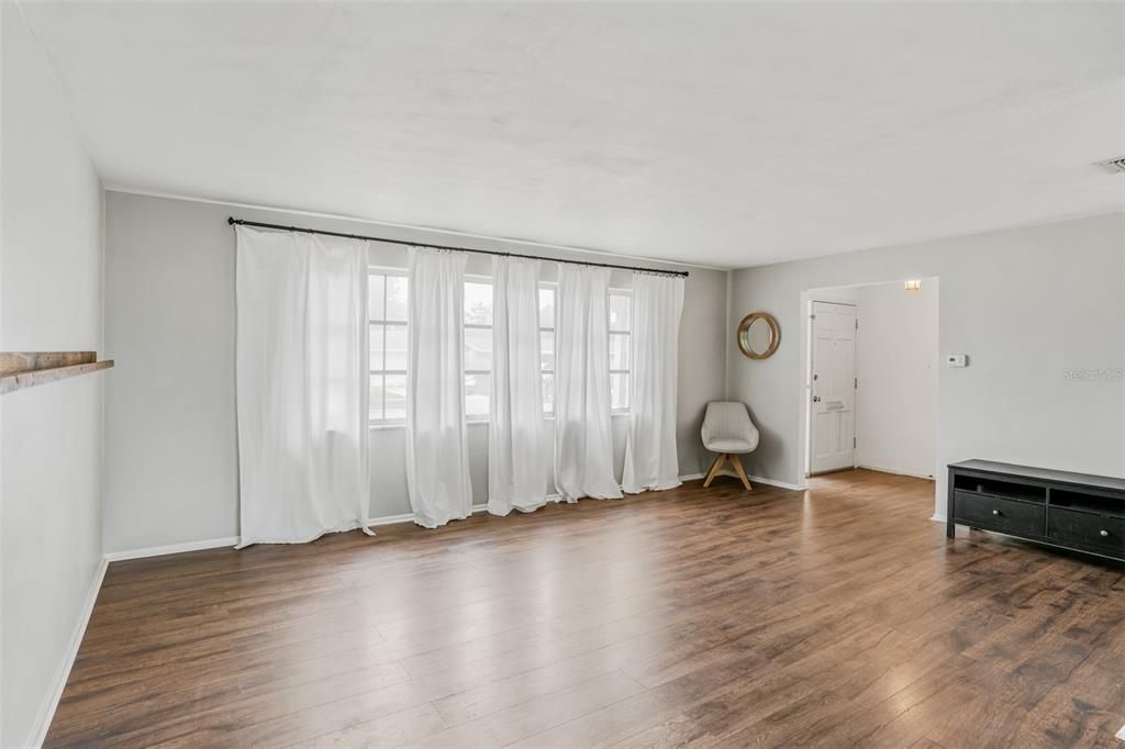 Active With Contract: $405,000 (3 beds, 2 baths, 1578 Square Feet)