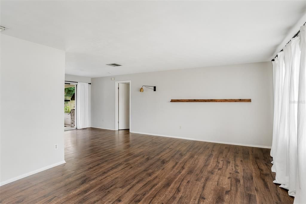 Active With Contract: $405,000 (3 beds, 2 baths, 1578 Square Feet)