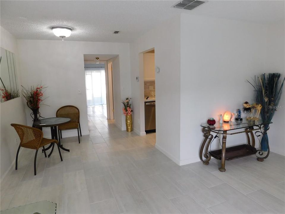 Active With Contract: $185,000 (1 beds, 1 baths, 593 Square Feet)