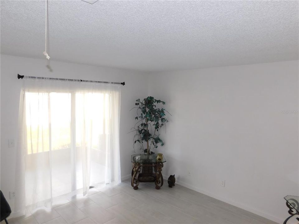 Active With Contract: $185,000 (1 beds, 1 baths, 593 Square Feet)