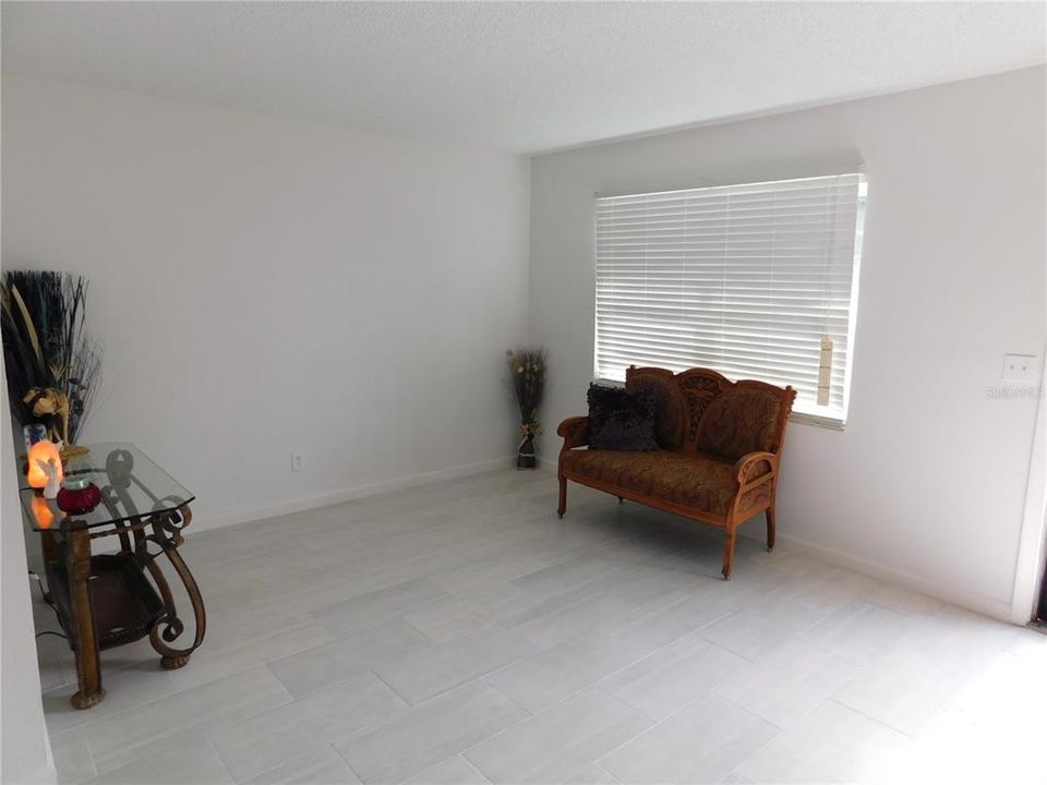 Active With Contract: $185,000 (1 beds, 1 baths, 593 Square Feet)