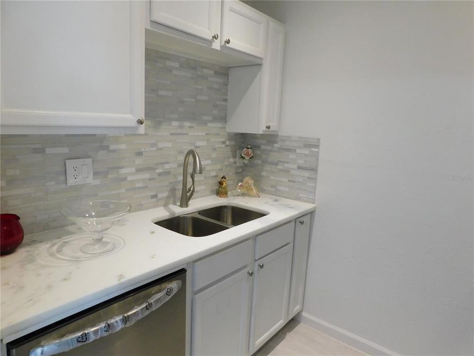 Active With Contract: $185,000 (1 beds, 1 baths, 593 Square Feet)