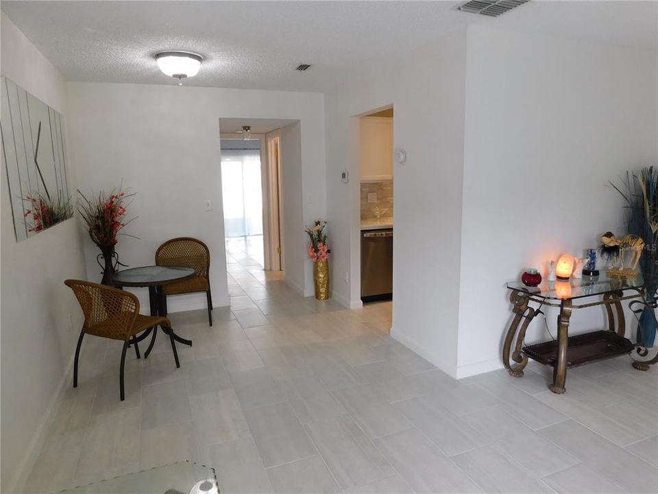 Active With Contract: $185,000 (1 beds, 1 baths, 593 Square Feet)