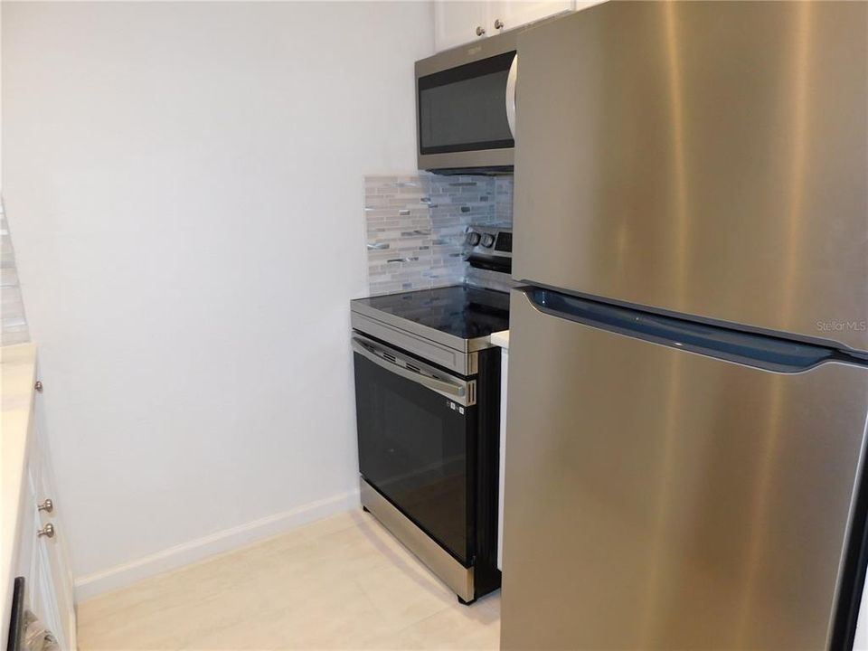 Active With Contract: $185,000 (1 beds, 1 baths, 593 Square Feet)