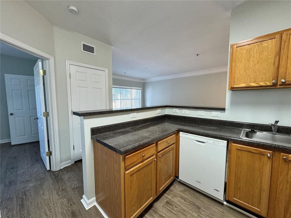 For Sale: $199,000 (1 beds, 1 baths, 750 Square Feet)