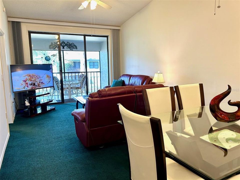 For Sale: $300,000 (2 beds, 2 baths, 1174 Square Feet)