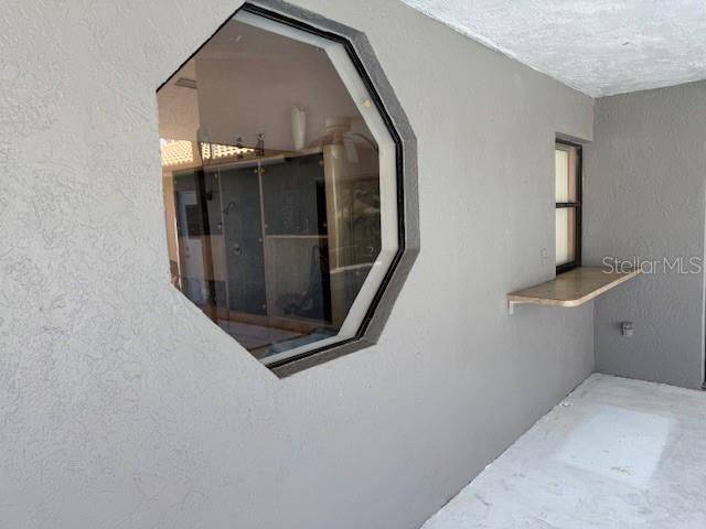 Beautiful Octagon Window & Pass Thru Window to the Kitchen from the Lanai