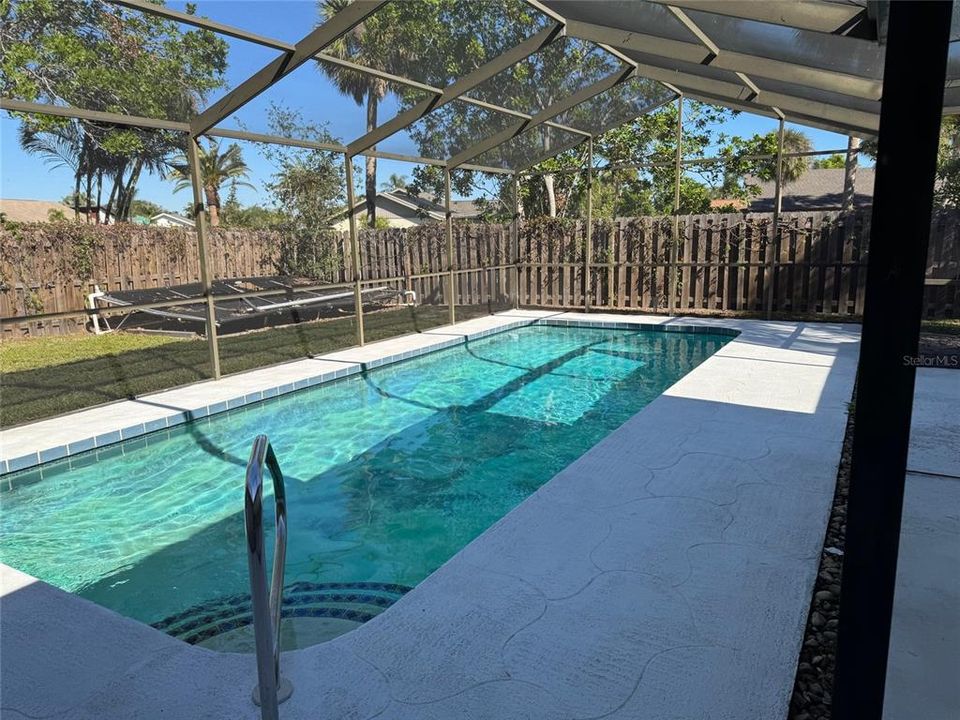 Caged 11 x 30 Pool