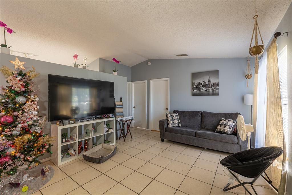 For Sale: $249,900 (3 beds, 2 baths, 1100 Square Feet)