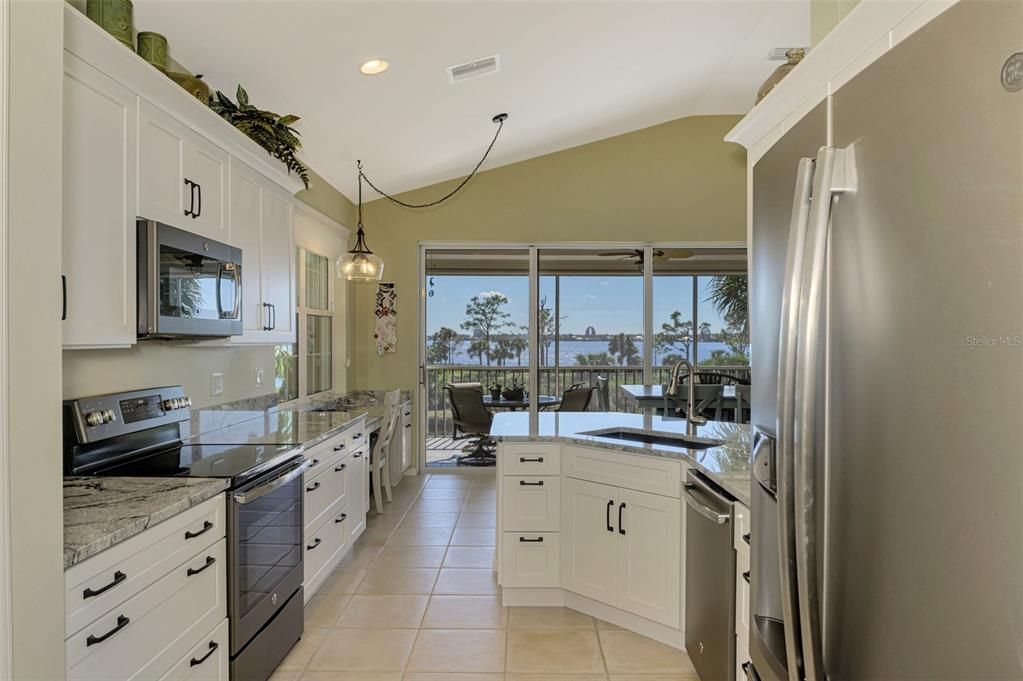 KITCHEN'S LOWER CABINETS FEATURES DRAWERS!