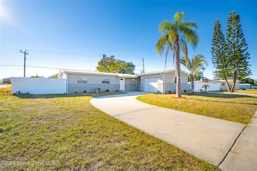 Active With Contract: $320,000 (3 beds, 2 baths, 1202 Square Feet)