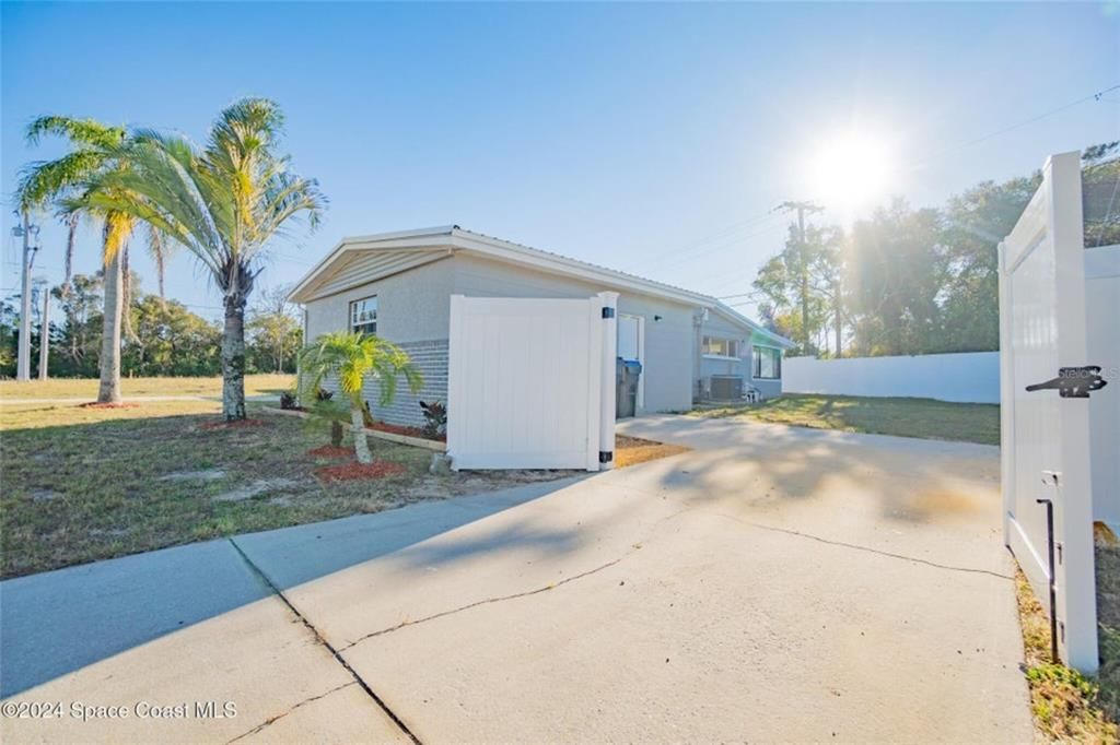 Active With Contract: $320,000 (3 beds, 2 baths, 1202 Square Feet)