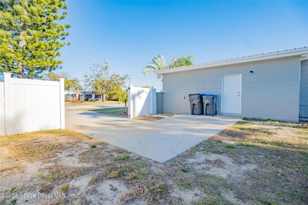 Active With Contract: $320,000 (3 beds, 2 baths, 1202 Square Feet)