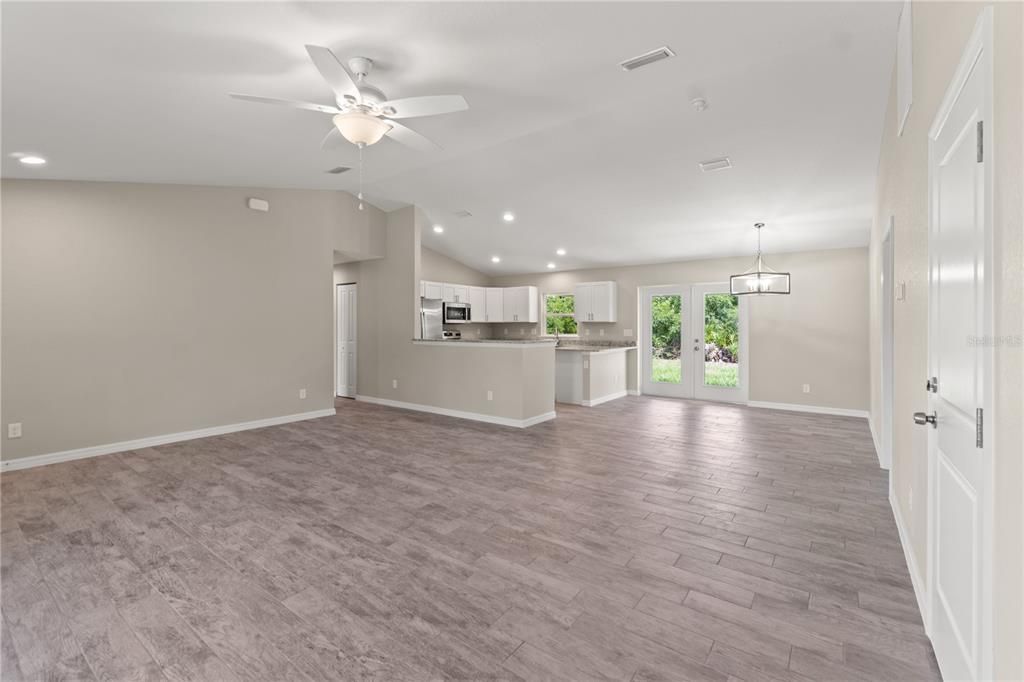 For Sale: $319,900 (3 beds, 2 baths, 1613 Square Feet)