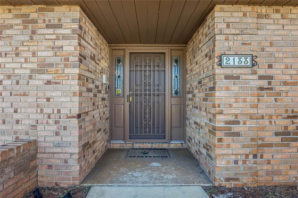 For Sale: $380,000 (3 beds, 2 baths, 1923 Square Feet)