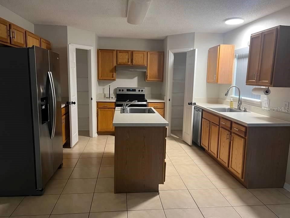 For Rent: $2,395 (4 beds, 2 baths, 2824 Square Feet)