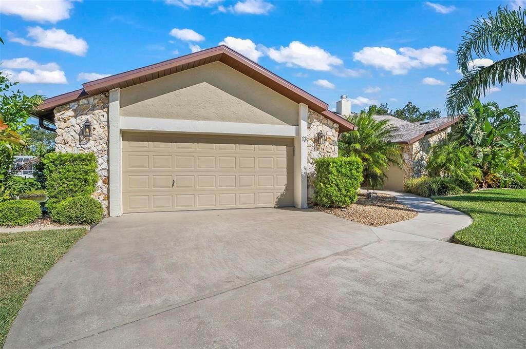 Spacious driveway on quiet cul-de-sac