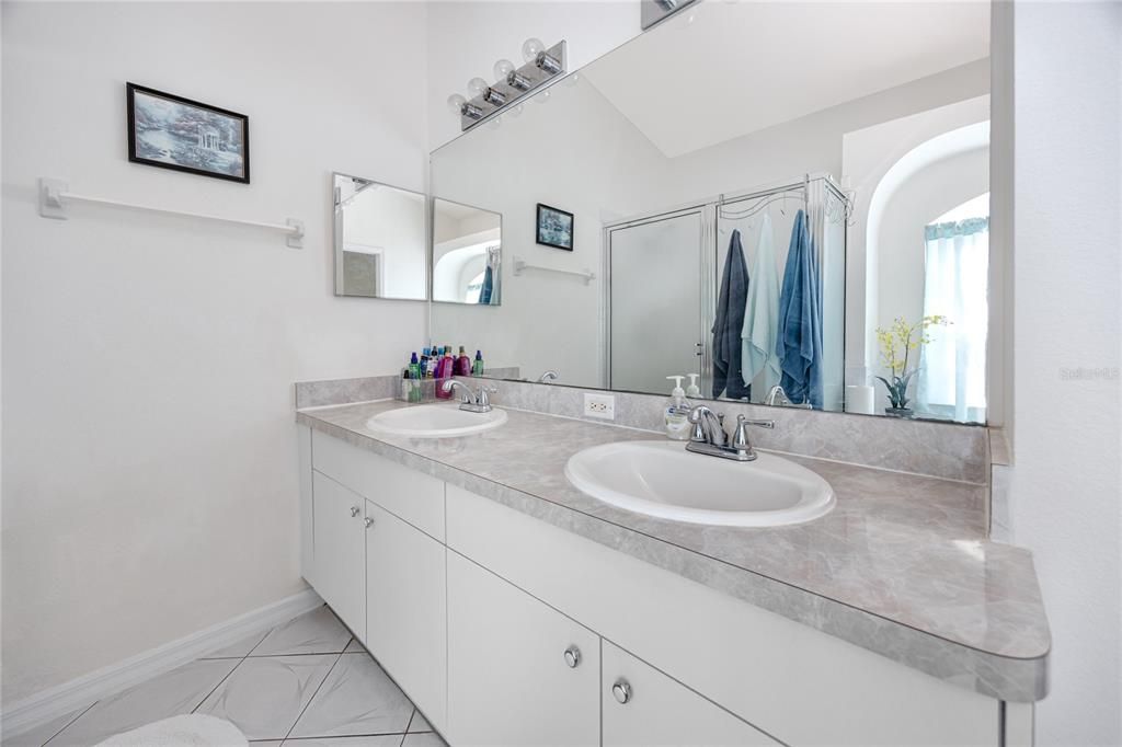 Double vanity in primary bathroom