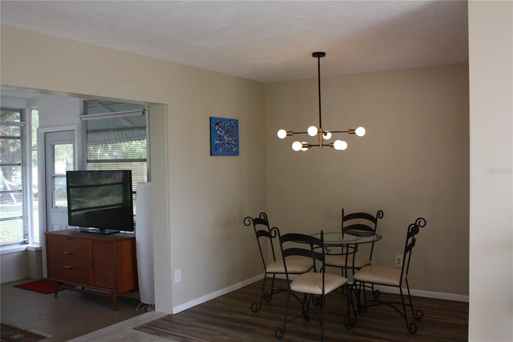 For Sale: $369,980 (2 beds, 2 baths, 998 Square Feet)