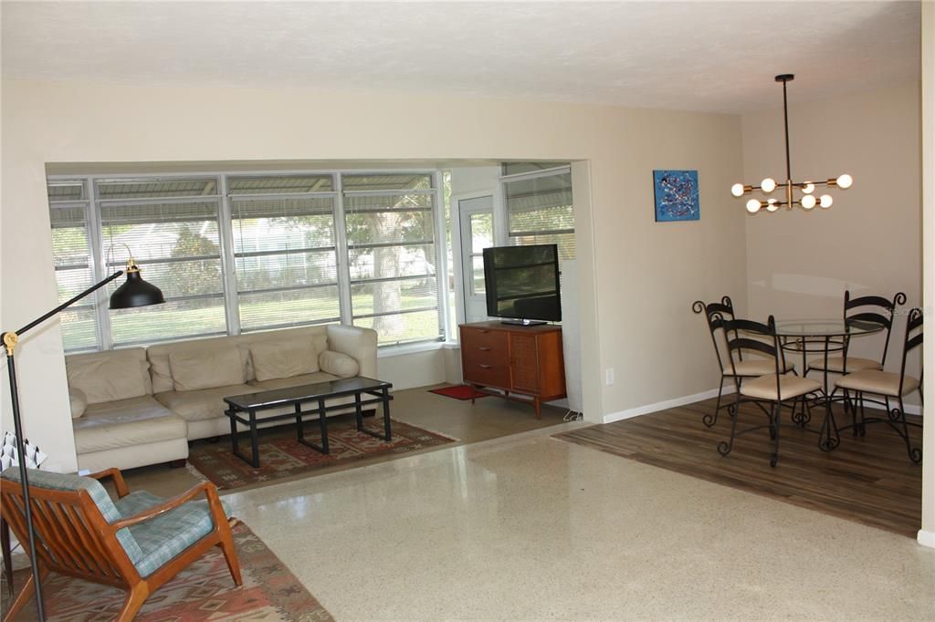 For Sale: $369,980 (2 beds, 2 baths, 998 Square Feet)