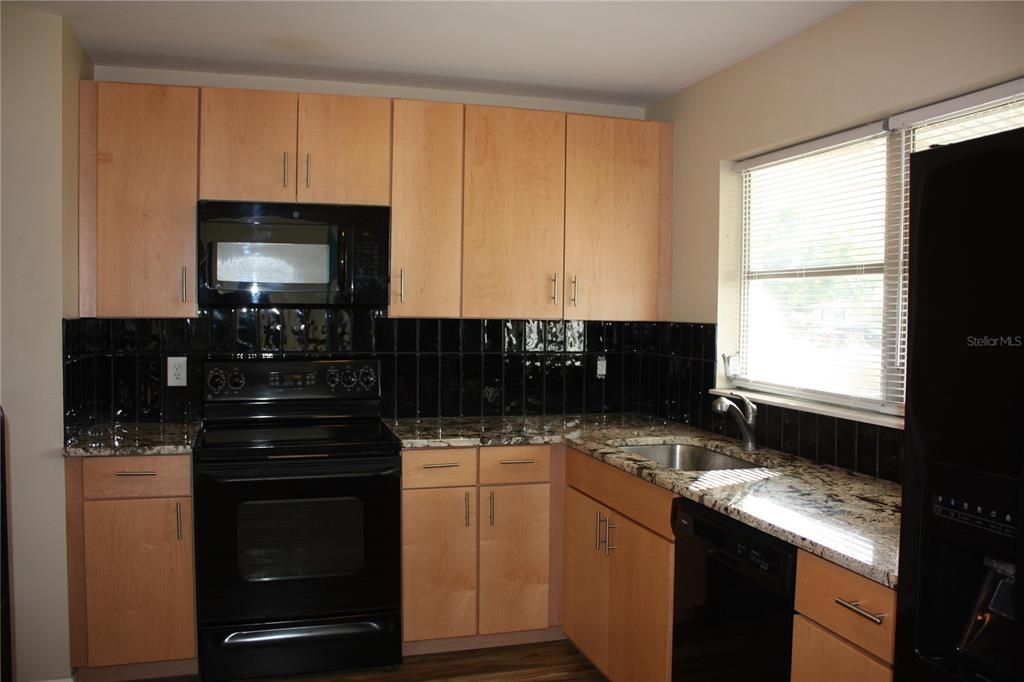 For Sale: $369,980 (2 beds, 2 baths, 998 Square Feet)