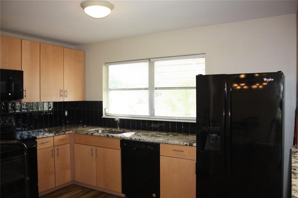 For Sale: $369,980 (2 beds, 2 baths, 998 Square Feet)